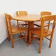 Suite d’une table ronde avec rallonge et 4 chaises vintage en pin des années 60 70