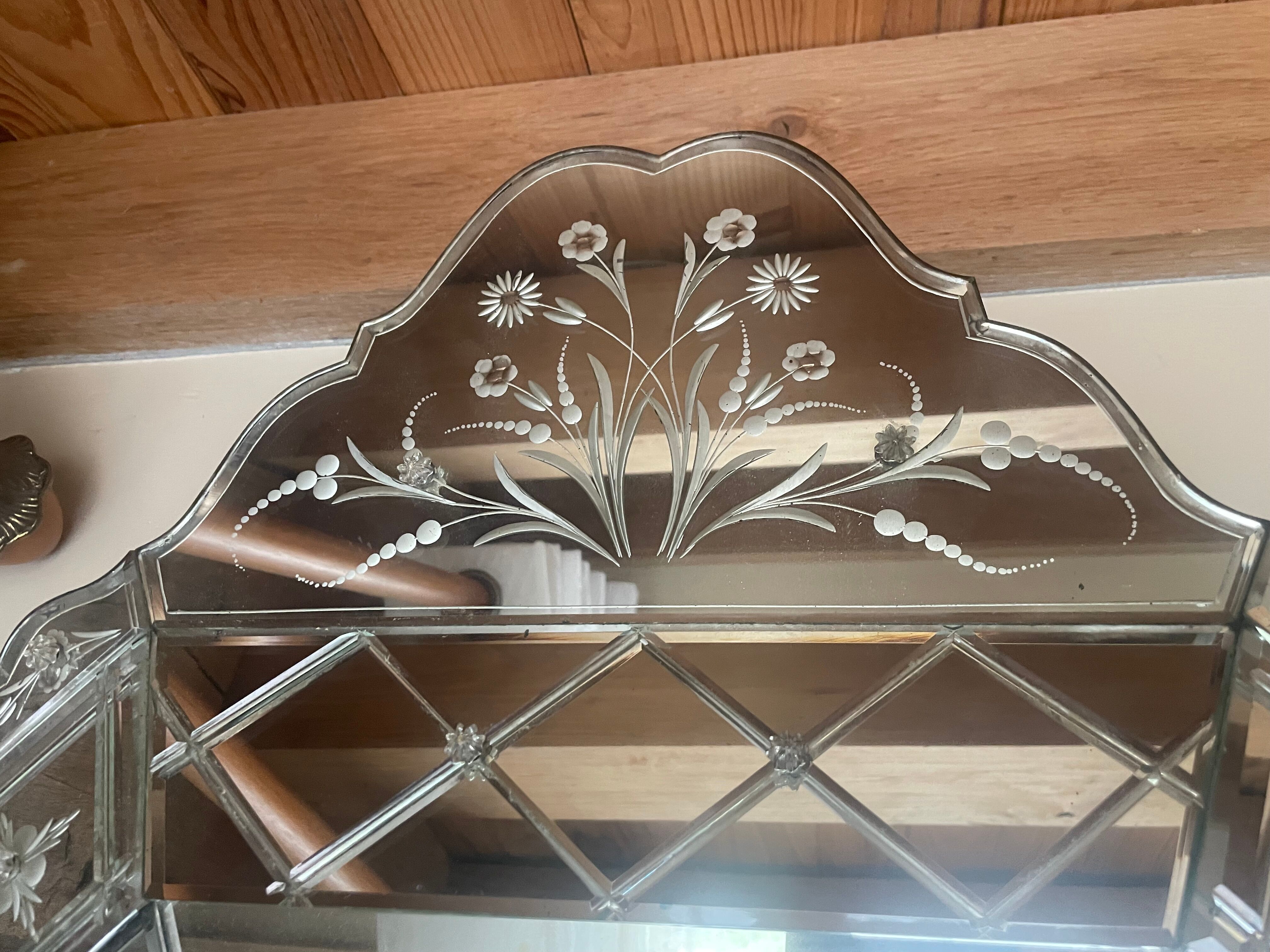 Venetian mirror with pareclose 19th / 20th century Height 80 cm