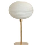 Lampe de table réalisée avec un globe ancien en verre blanc strié et un pied doré