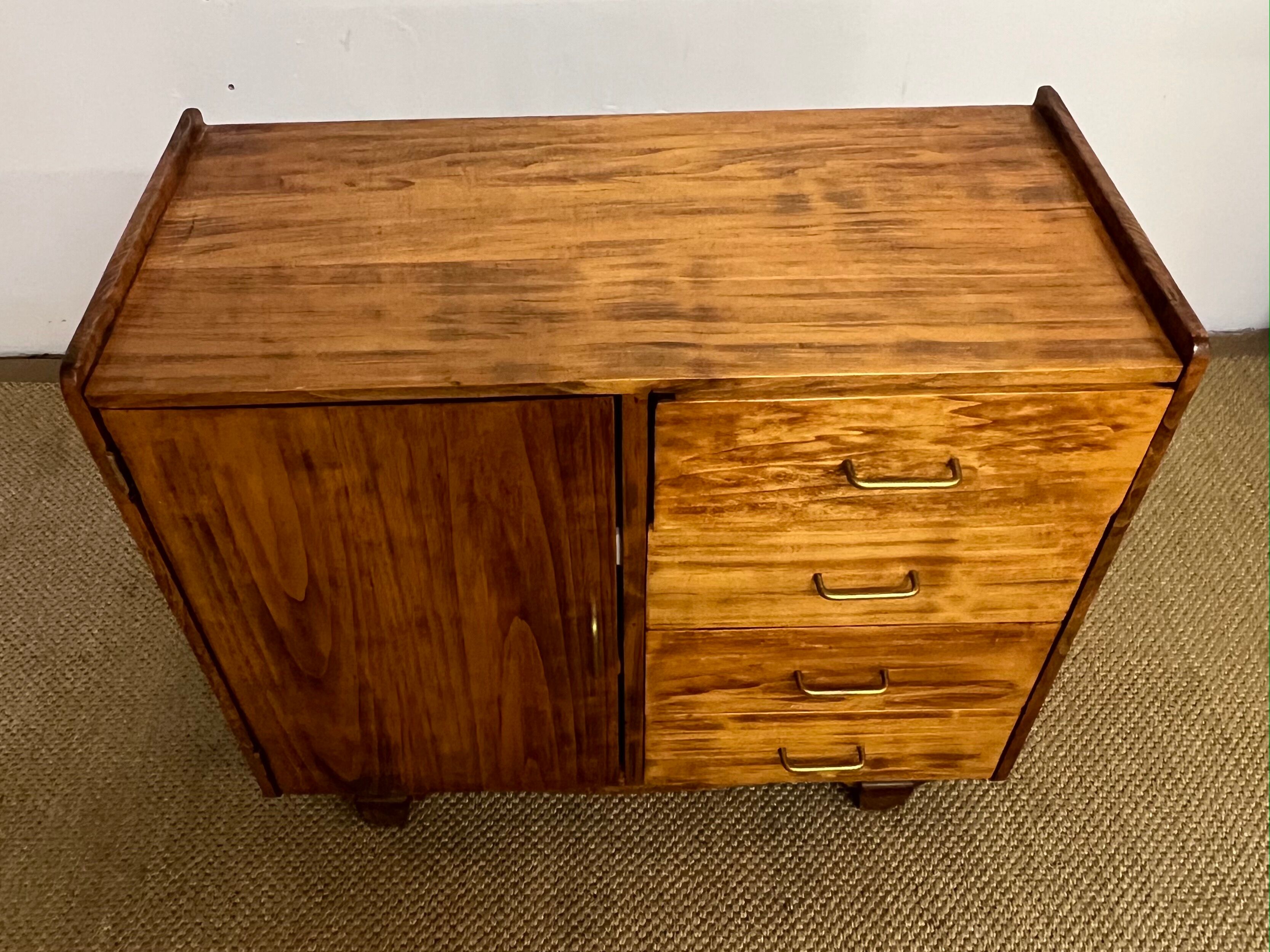 Small storage cabinet / chest of drawers