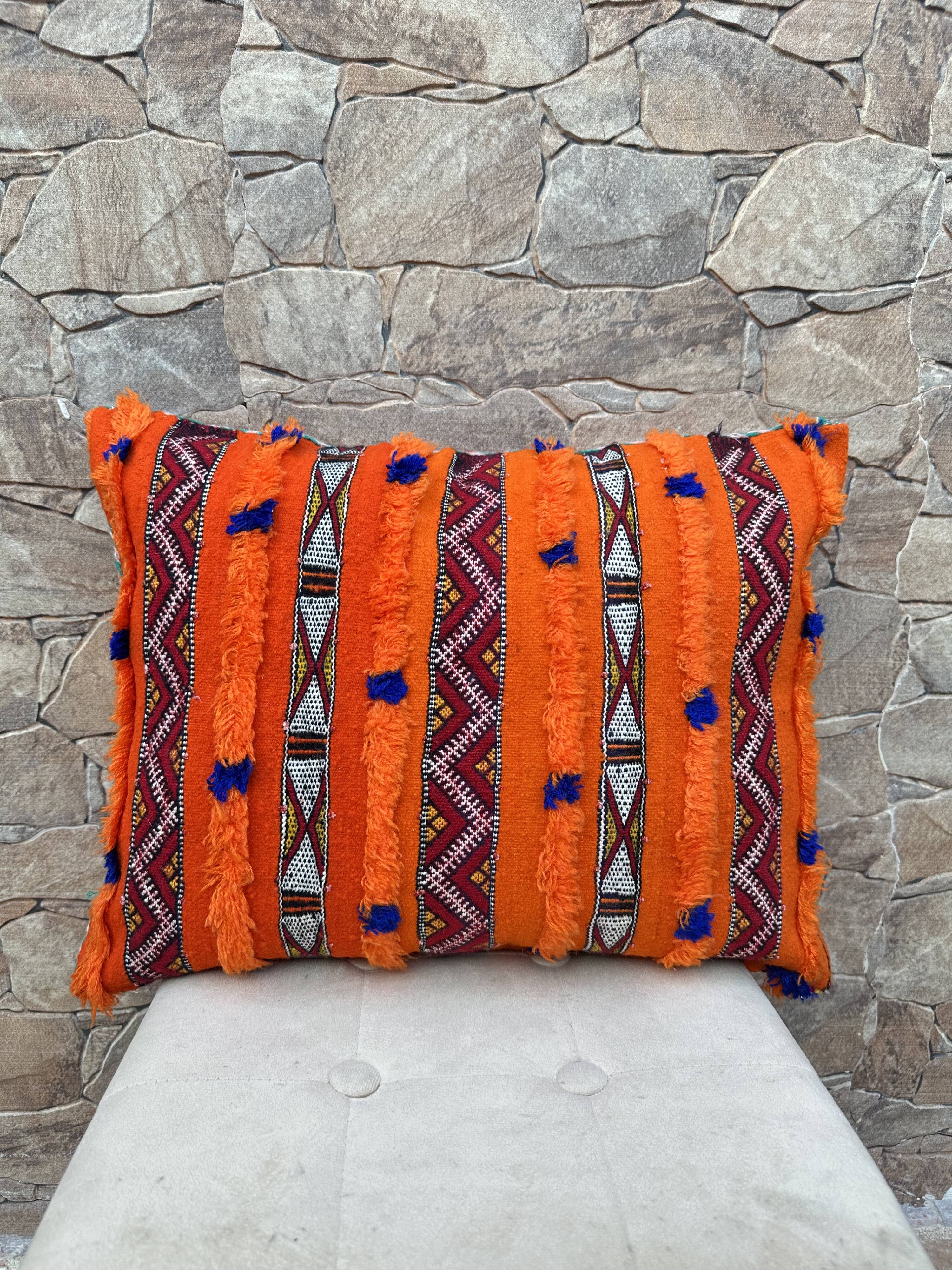 Magnifique coussin Kilim berbère vintage du Maroc