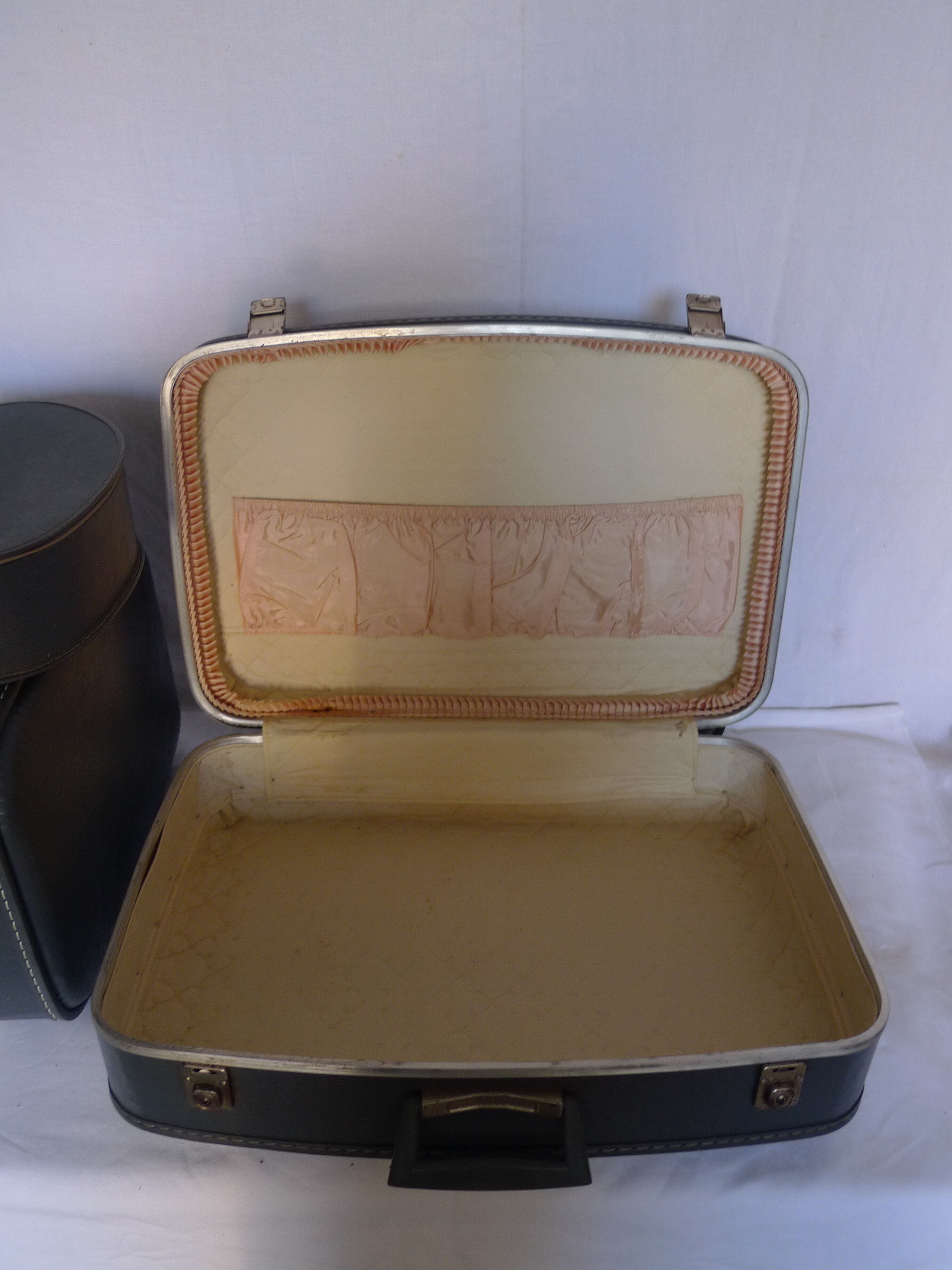 Air hostess suitcase set