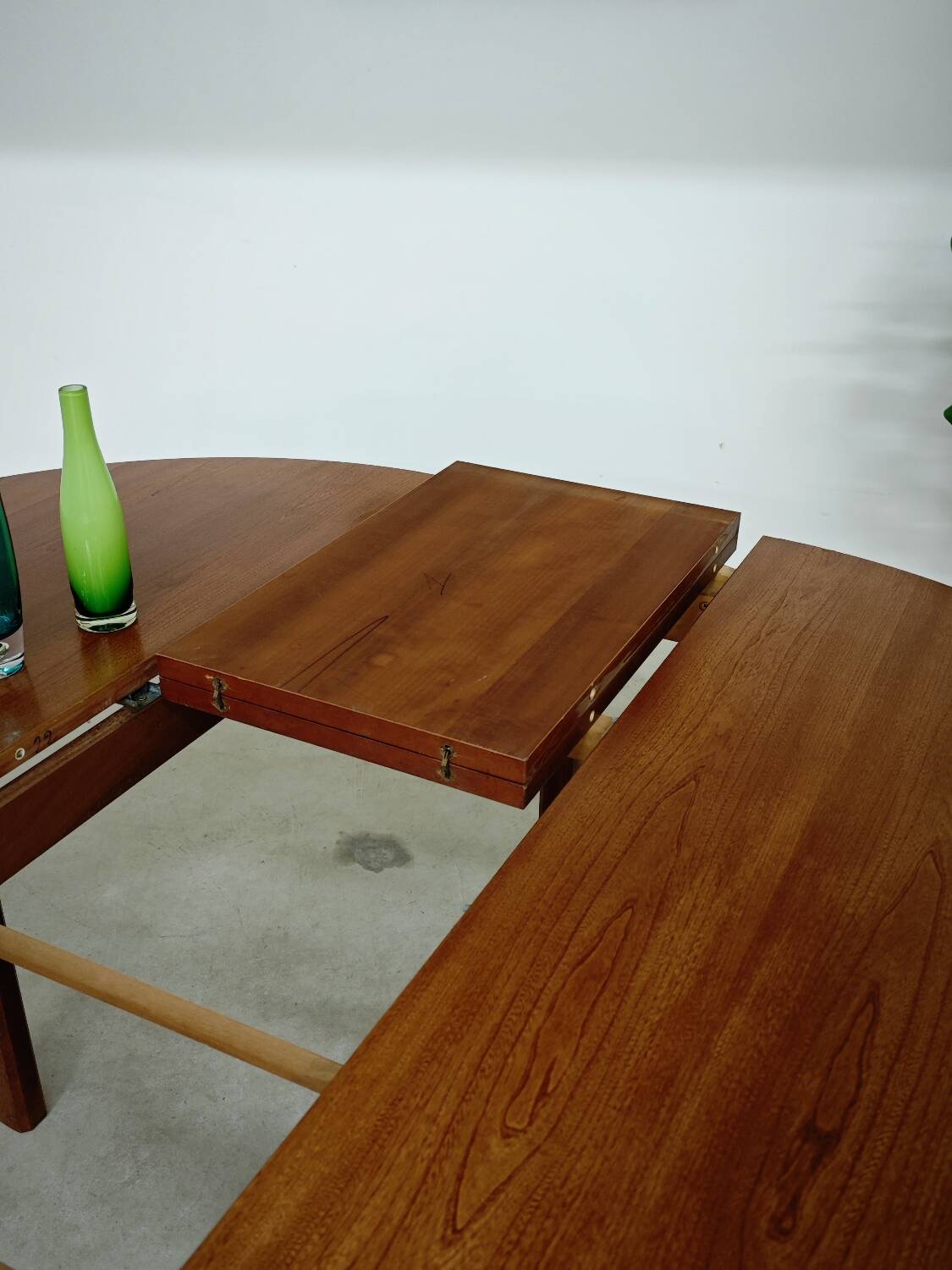 Extendable table with integrated Scandinavian style Self