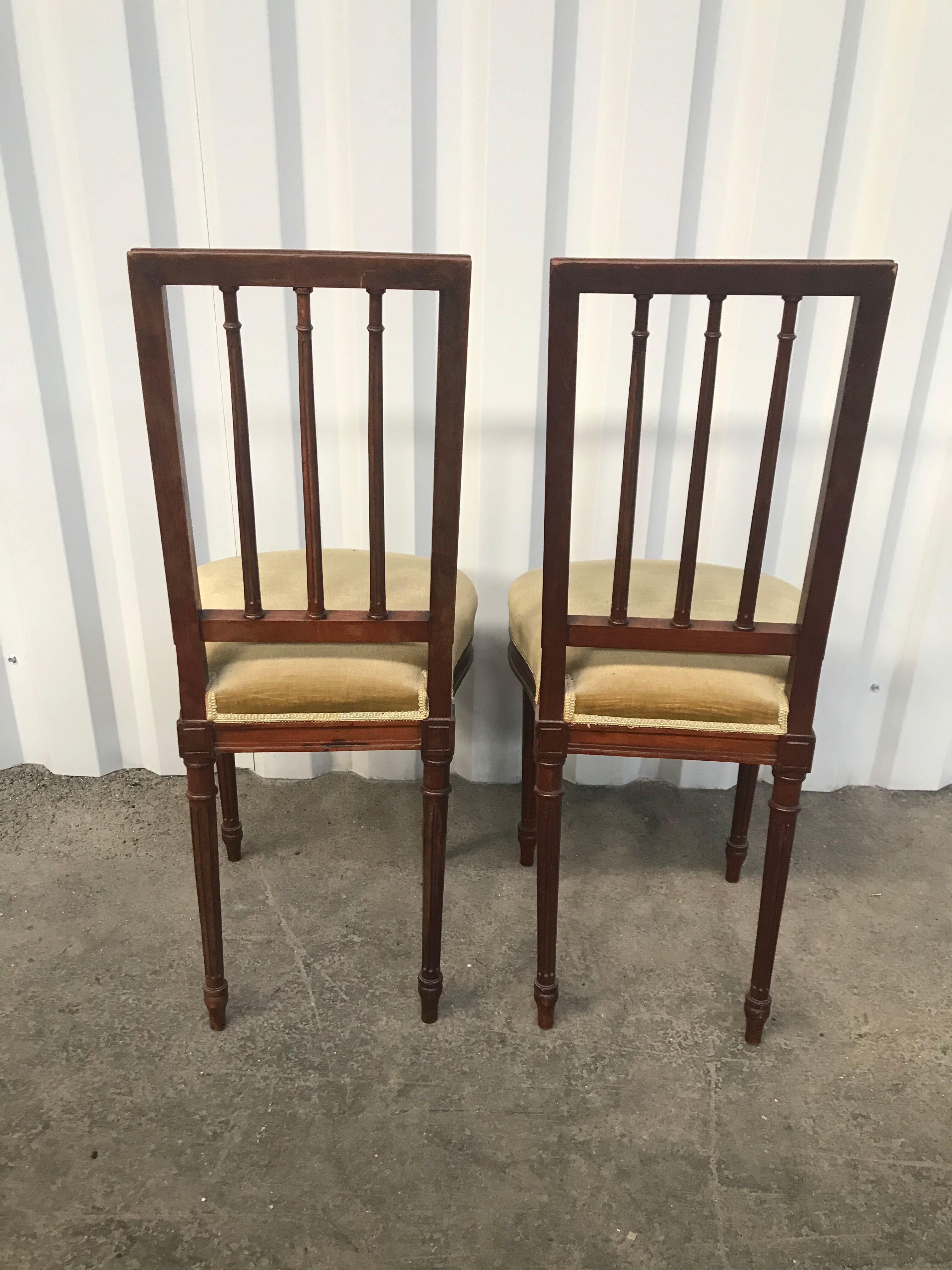 Paire de chaises de style Louis XVI