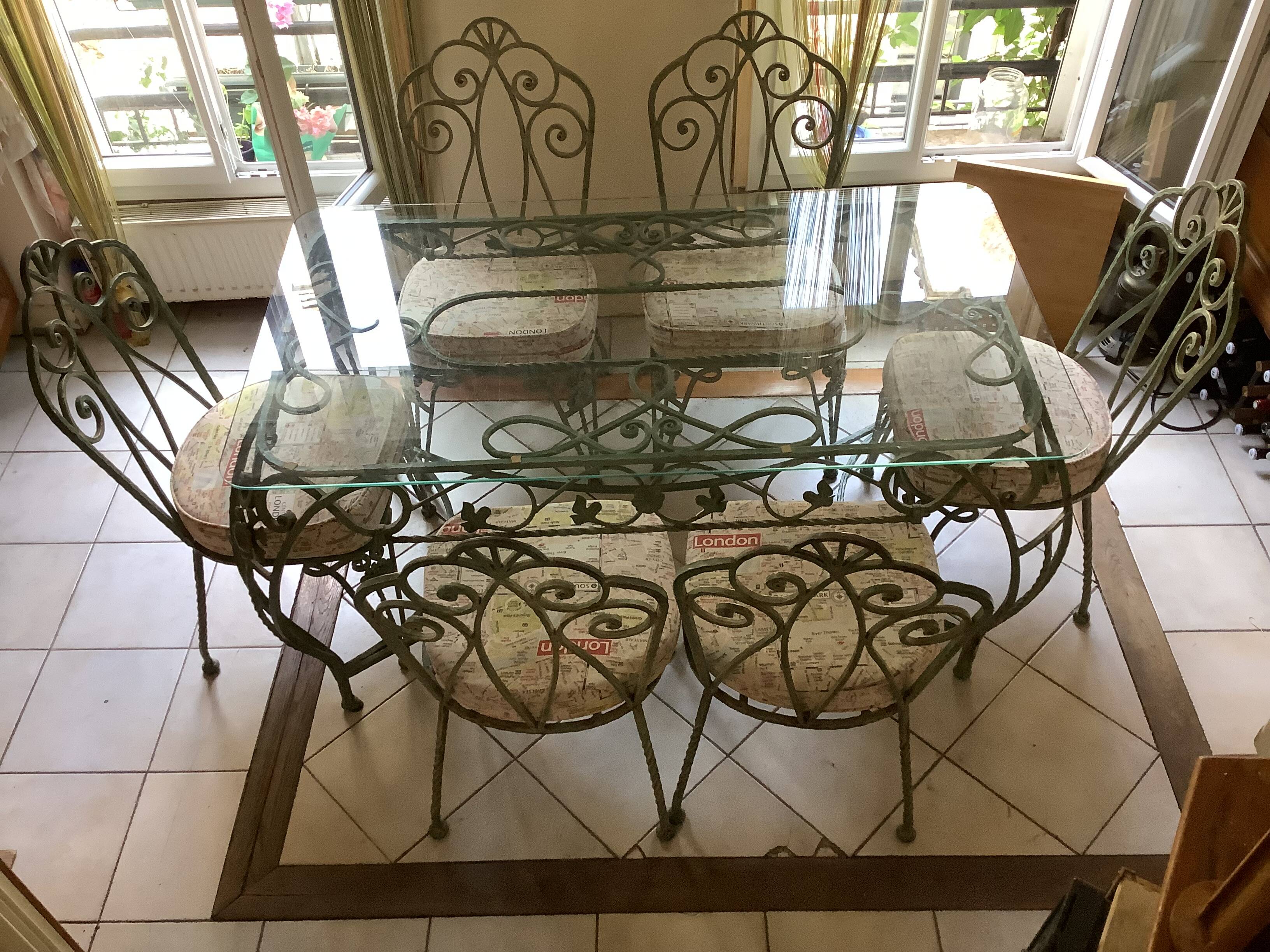 Table et 6 chaises en fer forgé ouvragé