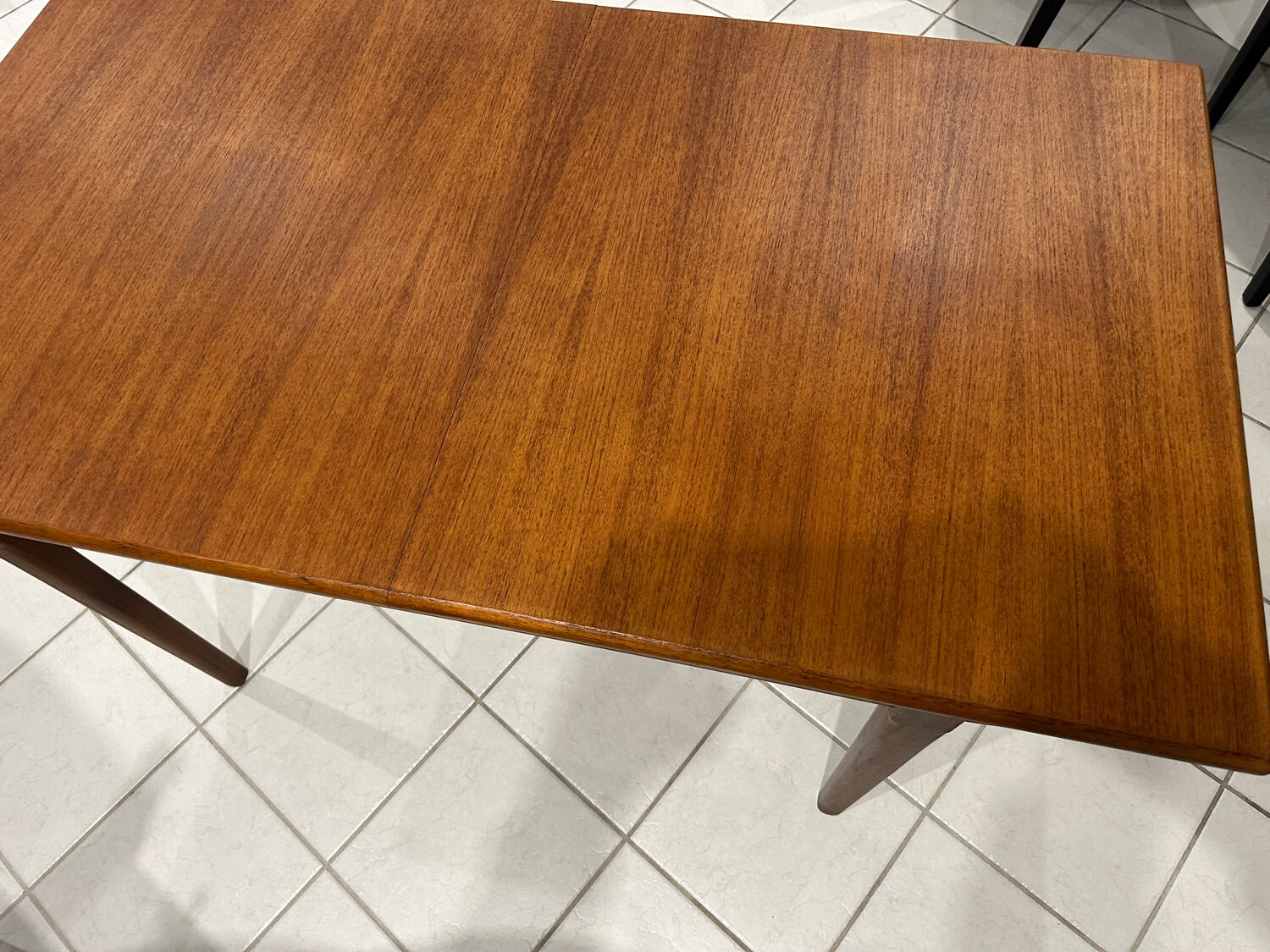 Large extendable Scandinavian table in vintage teak from the 1970s.
