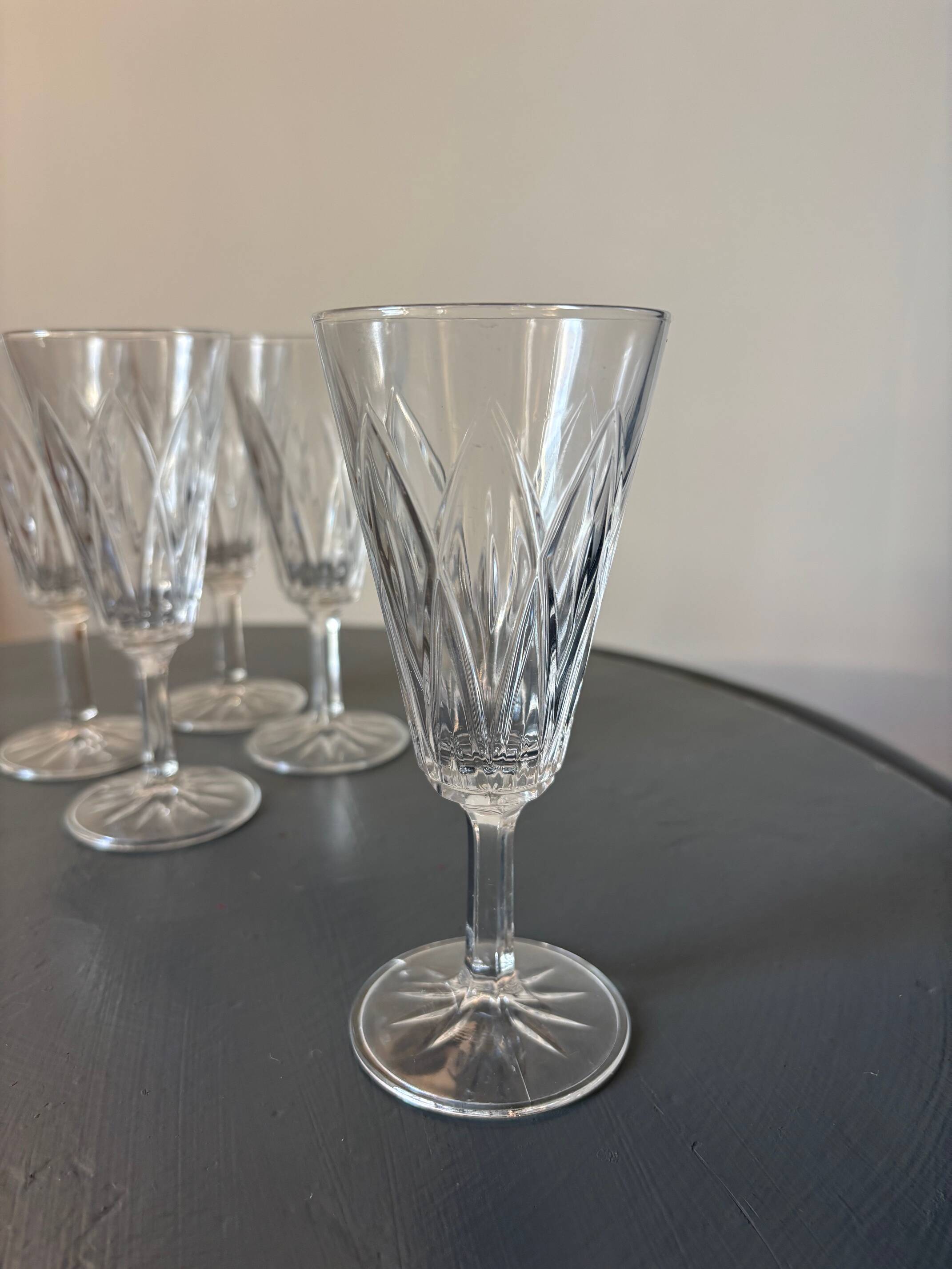 Relief glass flutes