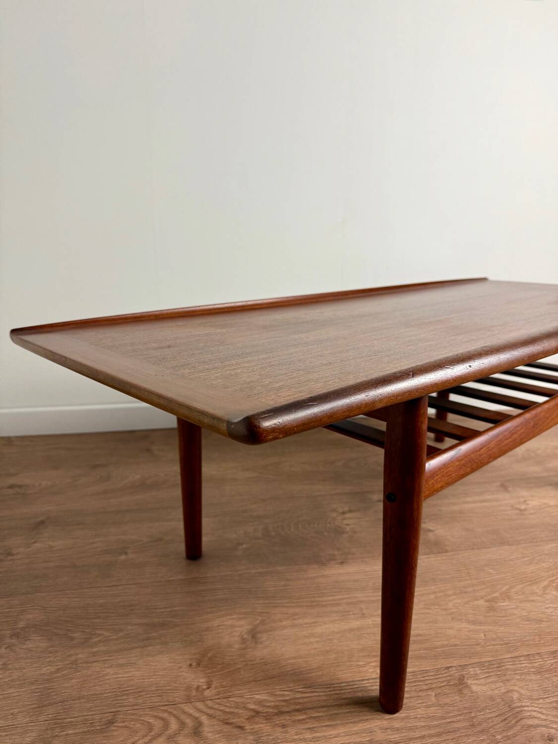 Table basse scandinave attribuée à Grete Jalk – Années 60