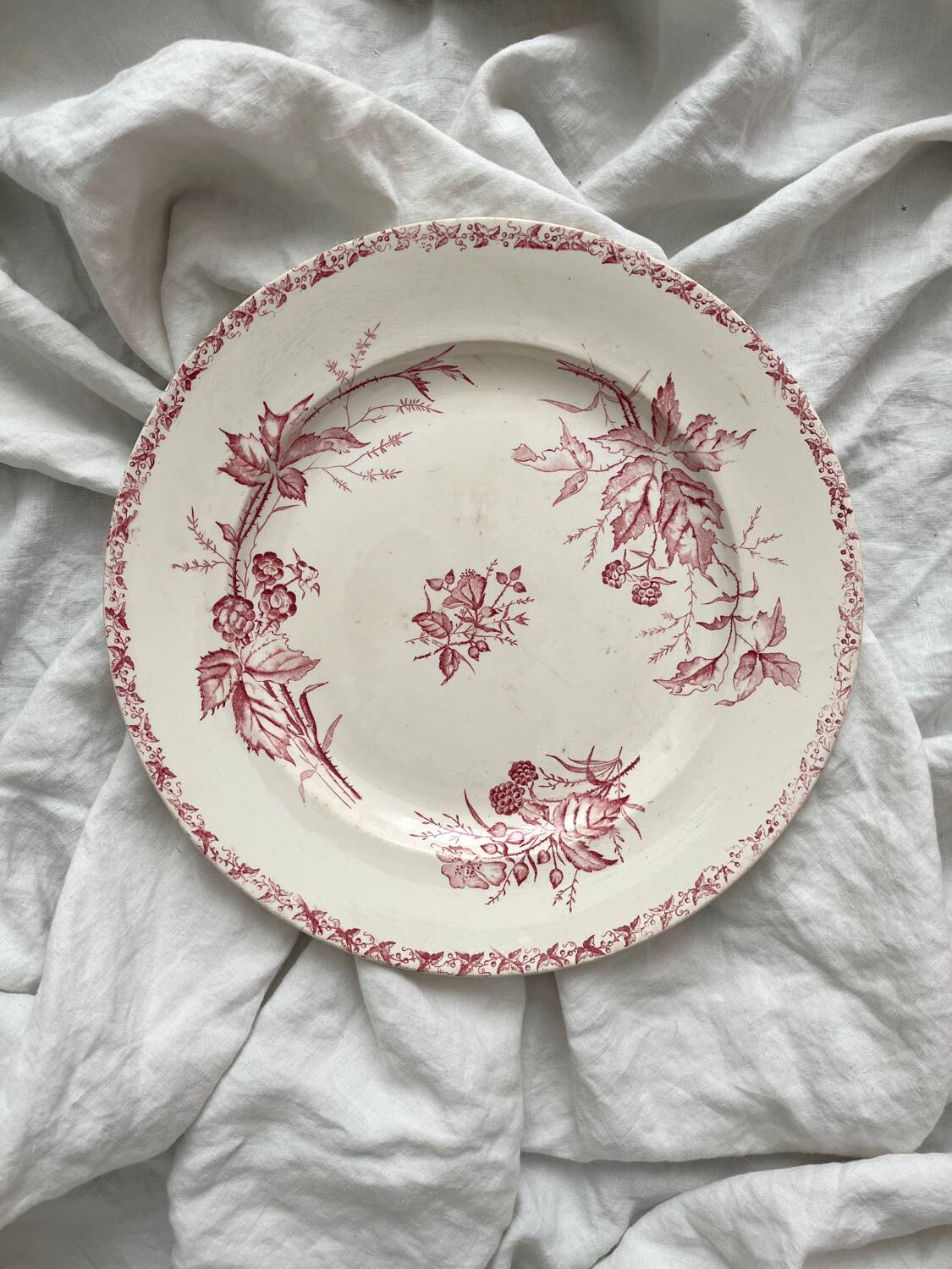 Round ironstone dish “Mûre” Badonviller