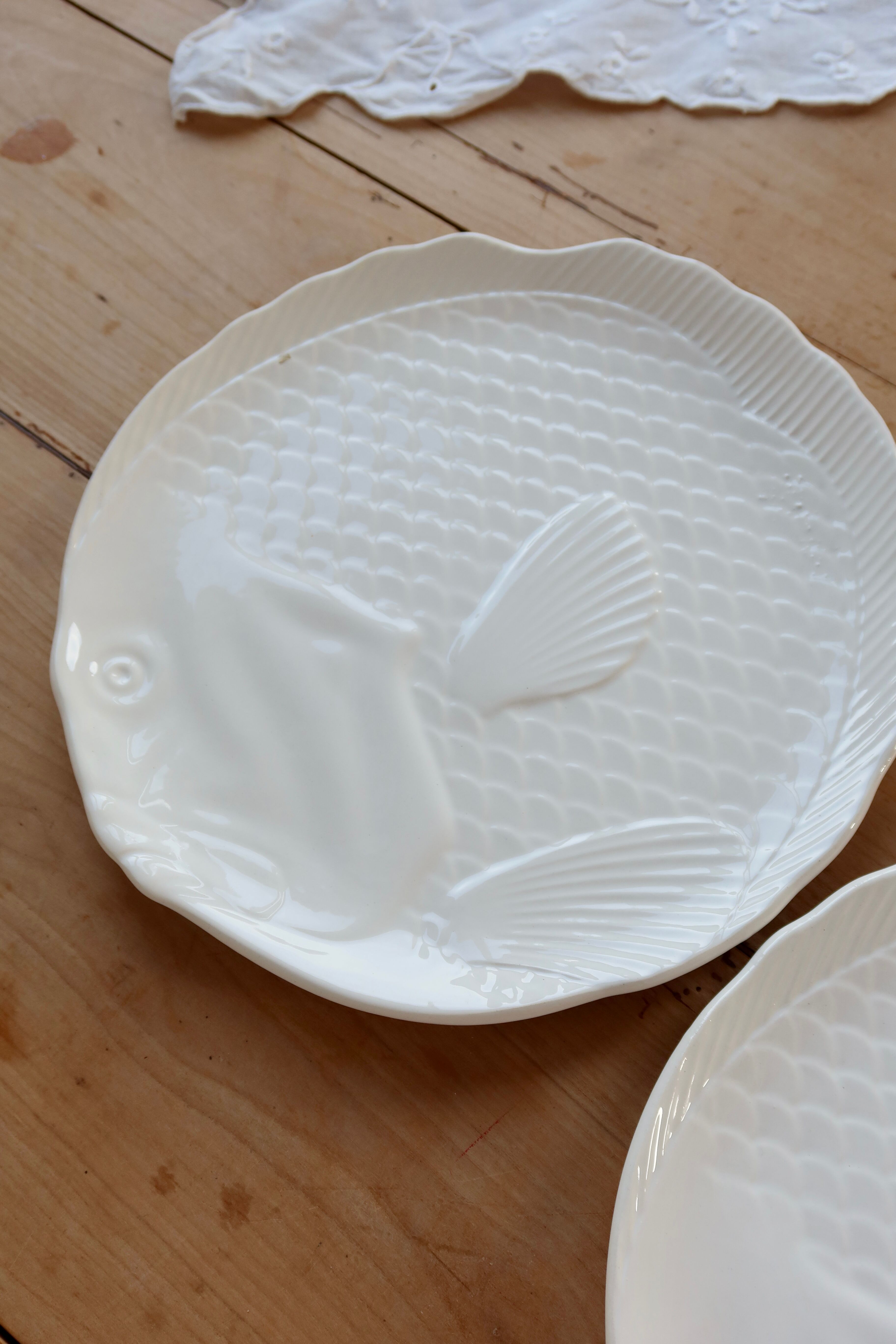 2 fish plates barbotine Salins white decor