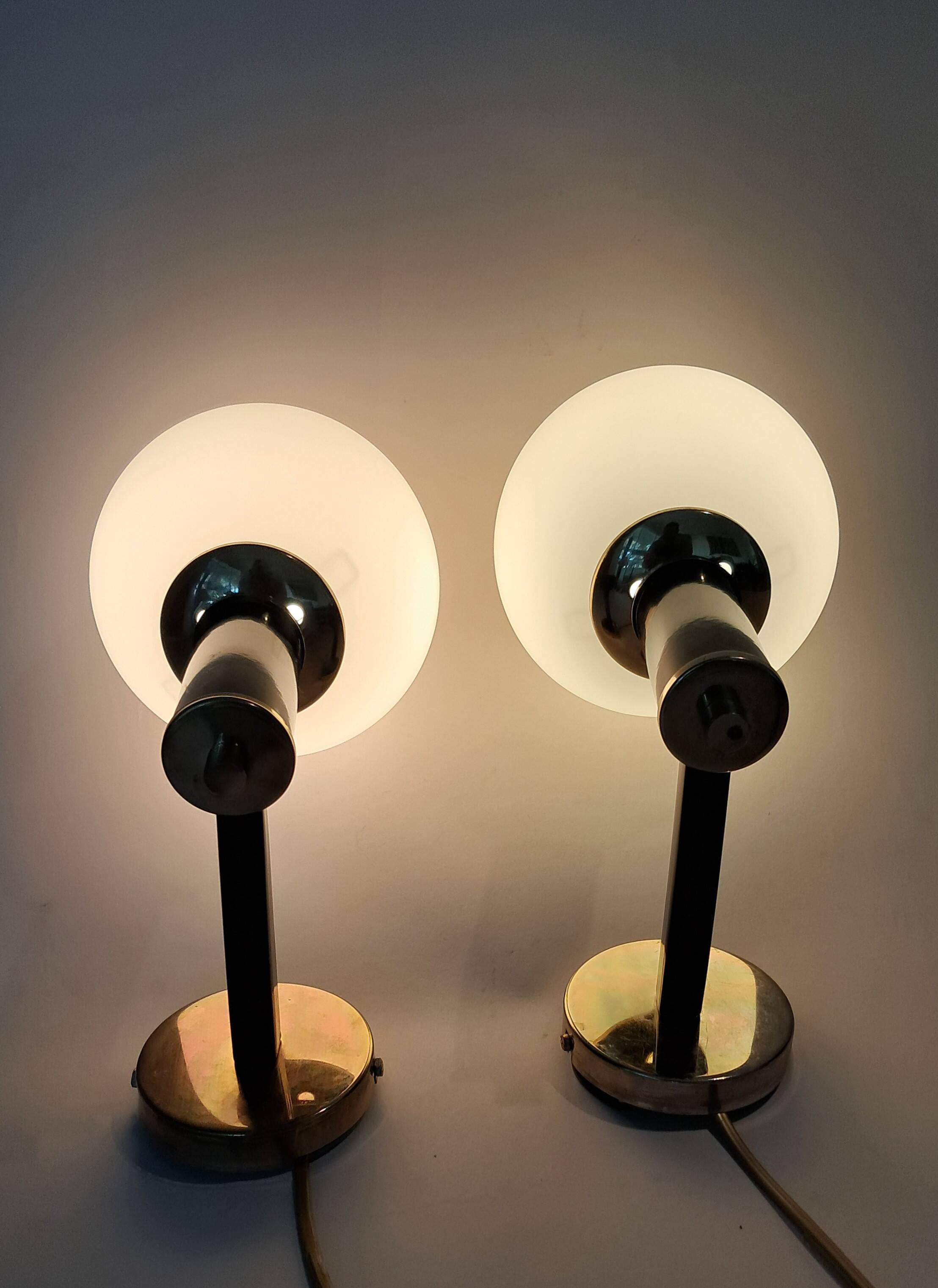 Pair of wall lights in gilded and black lacquered brass, Italy 1970/1980.