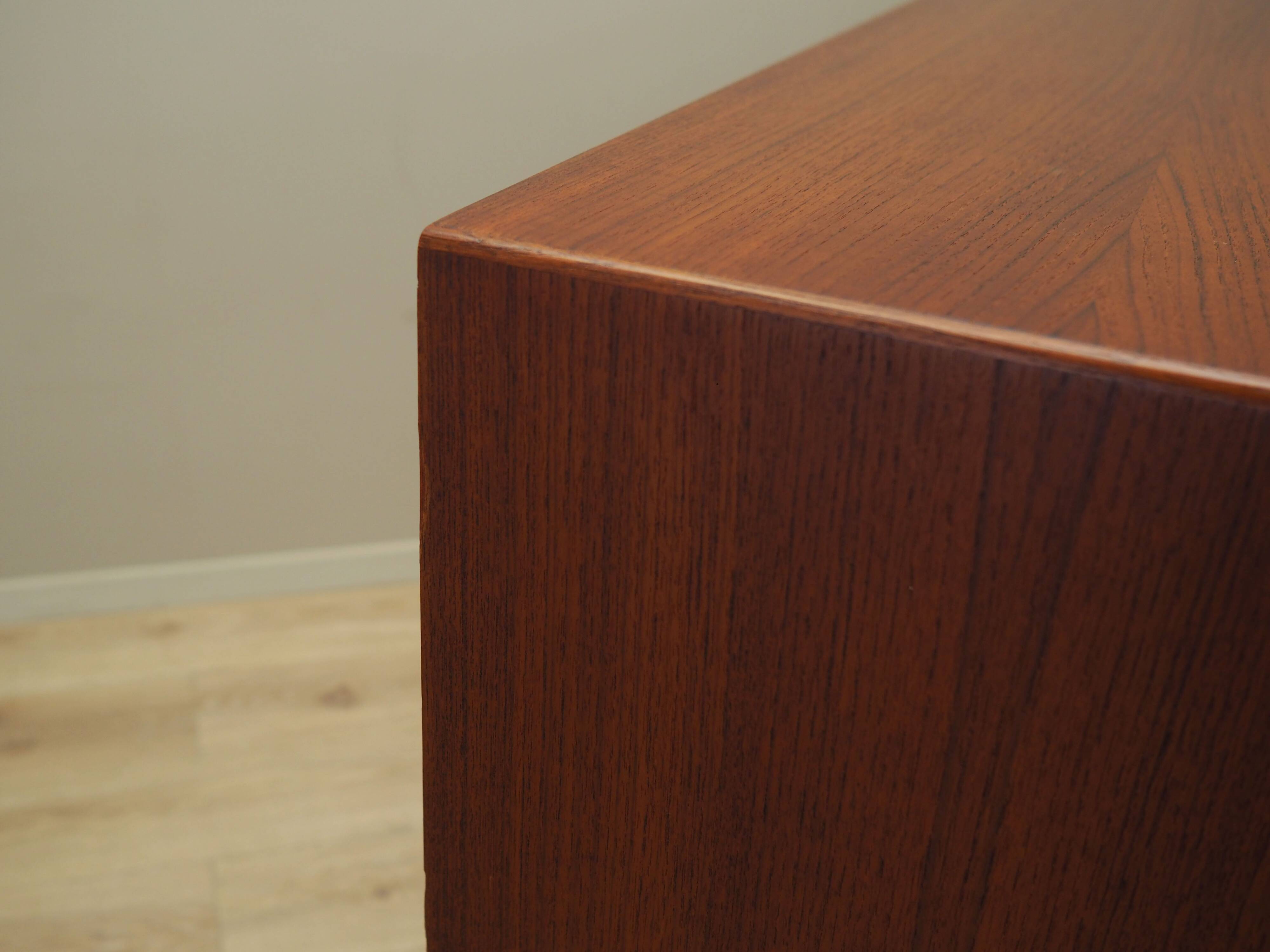 Buffet haut en teck, design danois, années 1960, production : Danemark