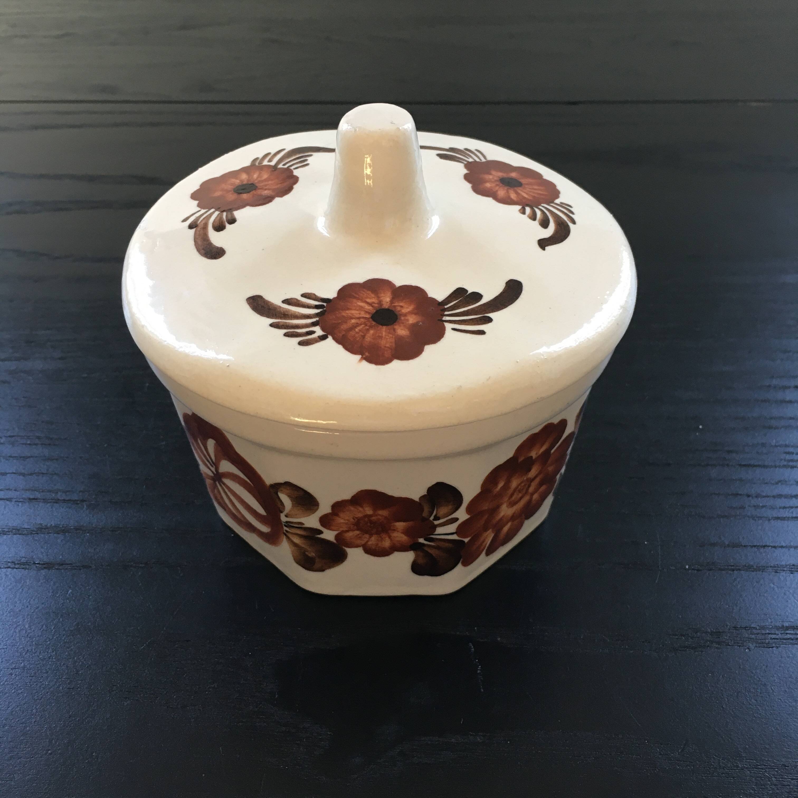 Beige butter dish with floral decoration