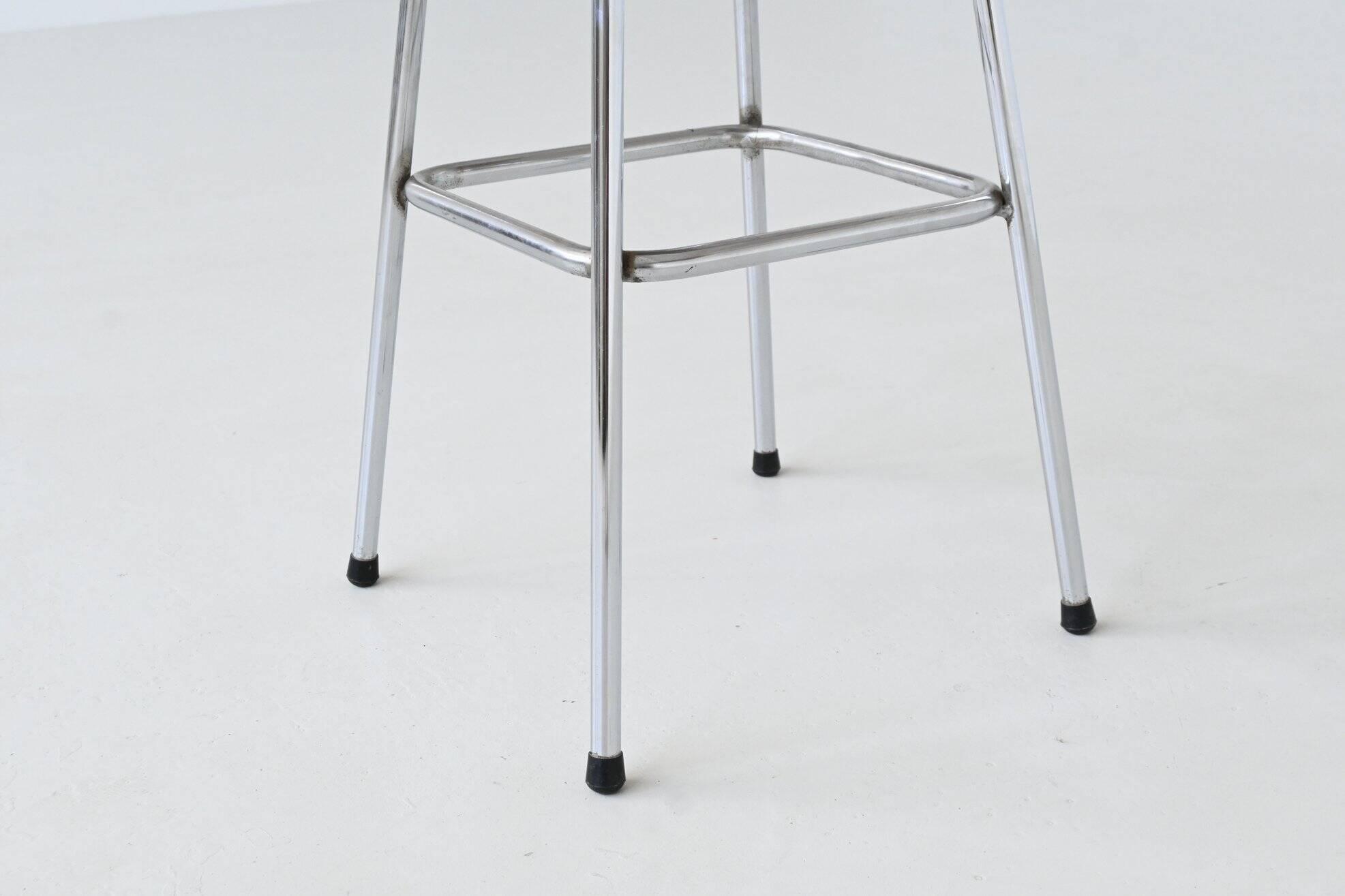 Tabourets de bar en cuir Charlotte Perriand Station de ski des Arcs France 1960