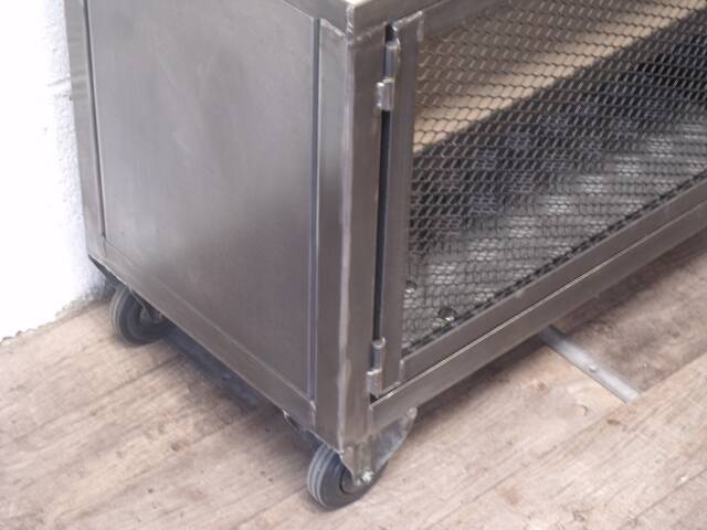 Custom-made industrial TV unit – Micheli Design