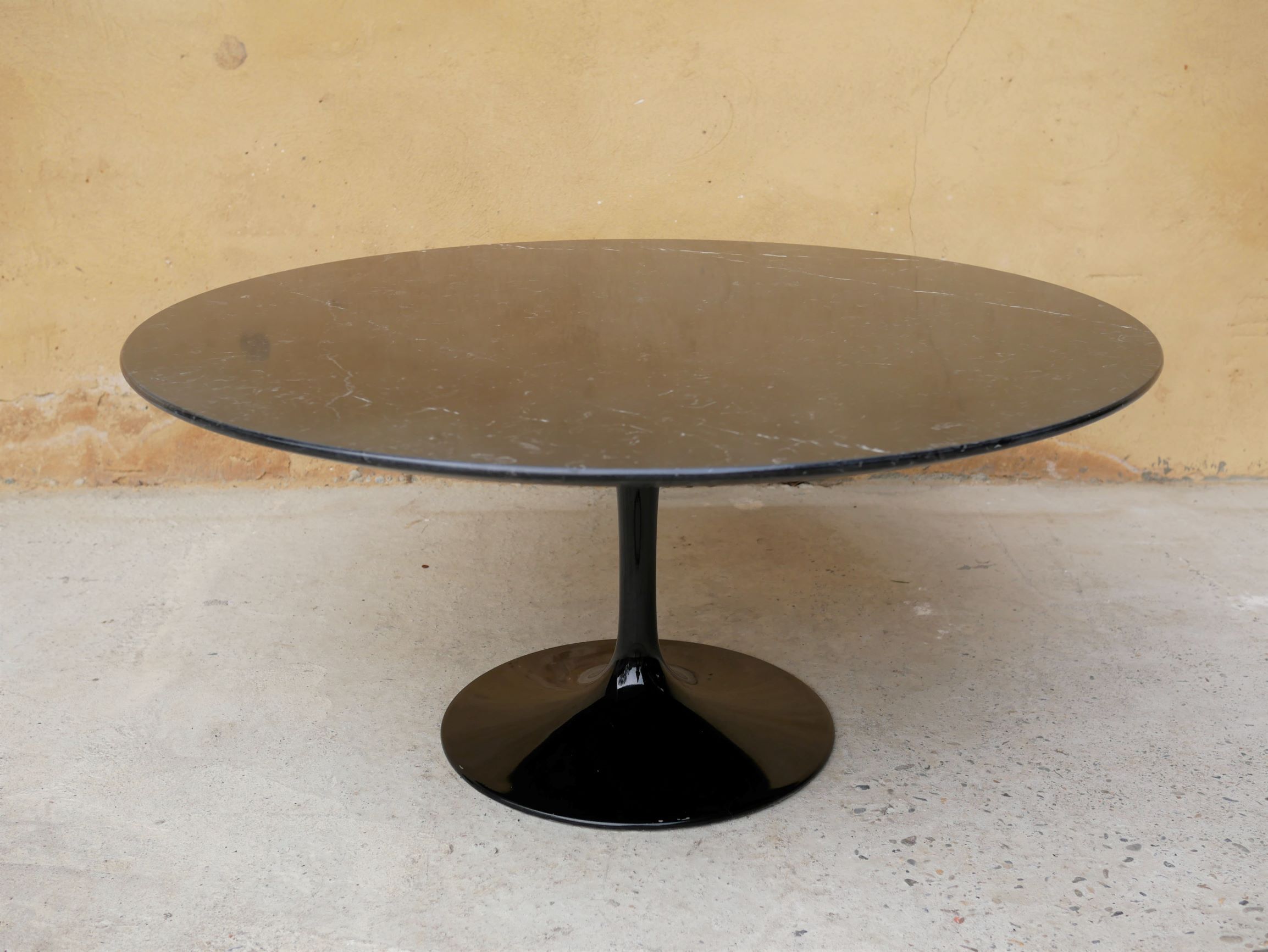 Table basse tulipe vintage en marbre noir