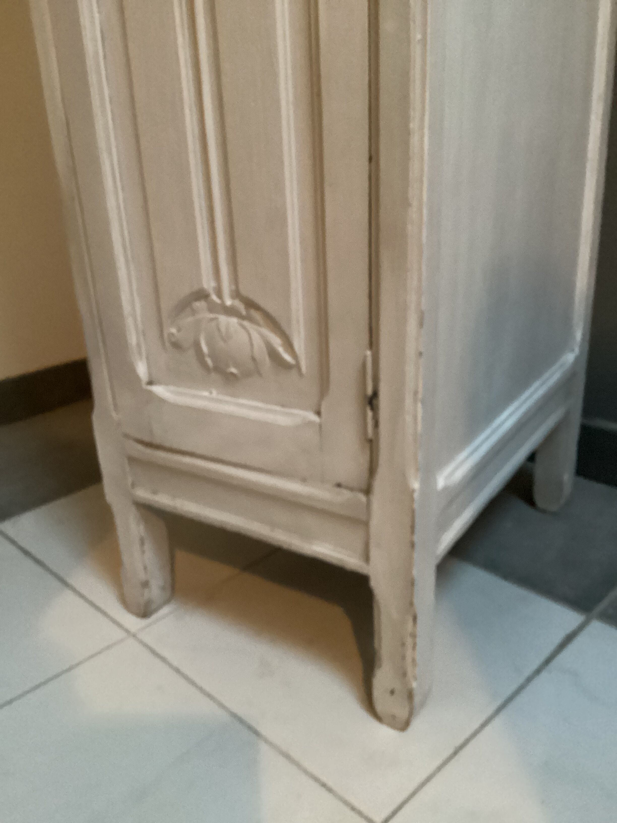Ancienne armoire 1920-40 en bois motif florale