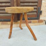 Tabouret de campagne en bois brut et piètement tripode
