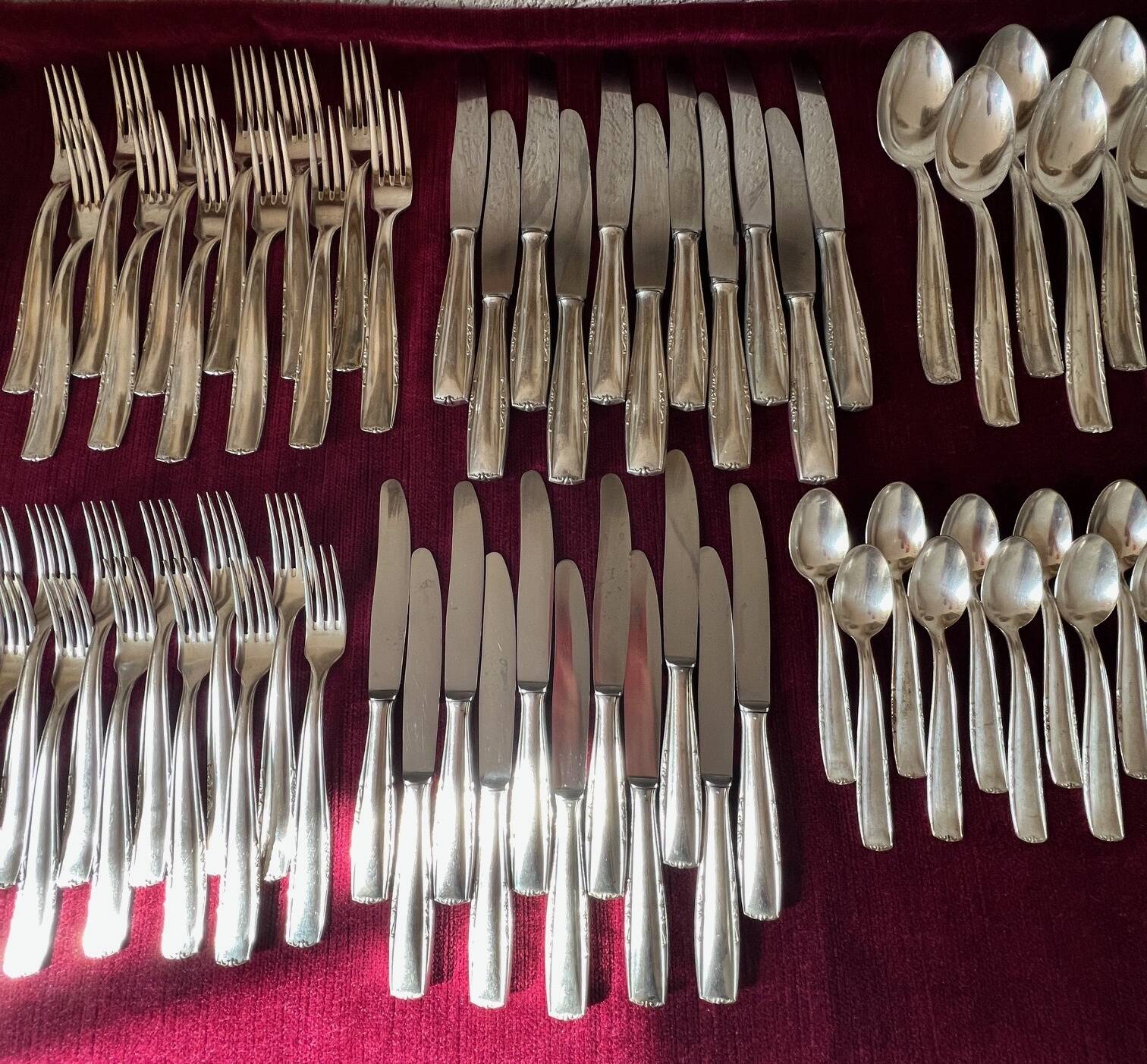 A cutlery set of 81 pieces.