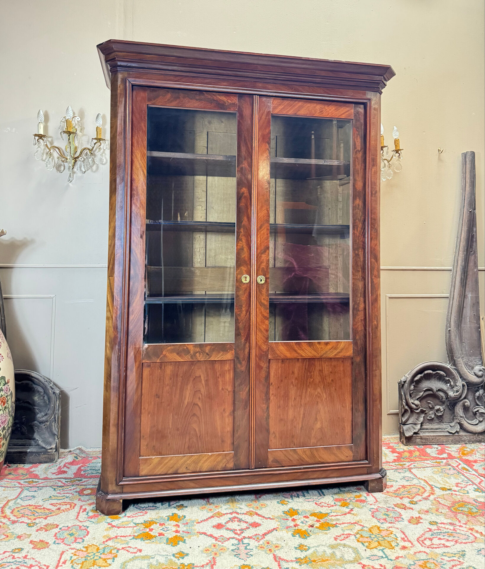Bibliothèque en acajou flammé d’époque restauration xix eme siècle