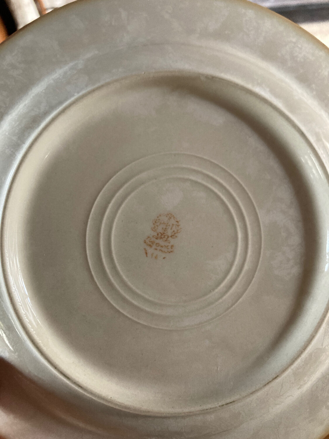 Four beige speckled plates
