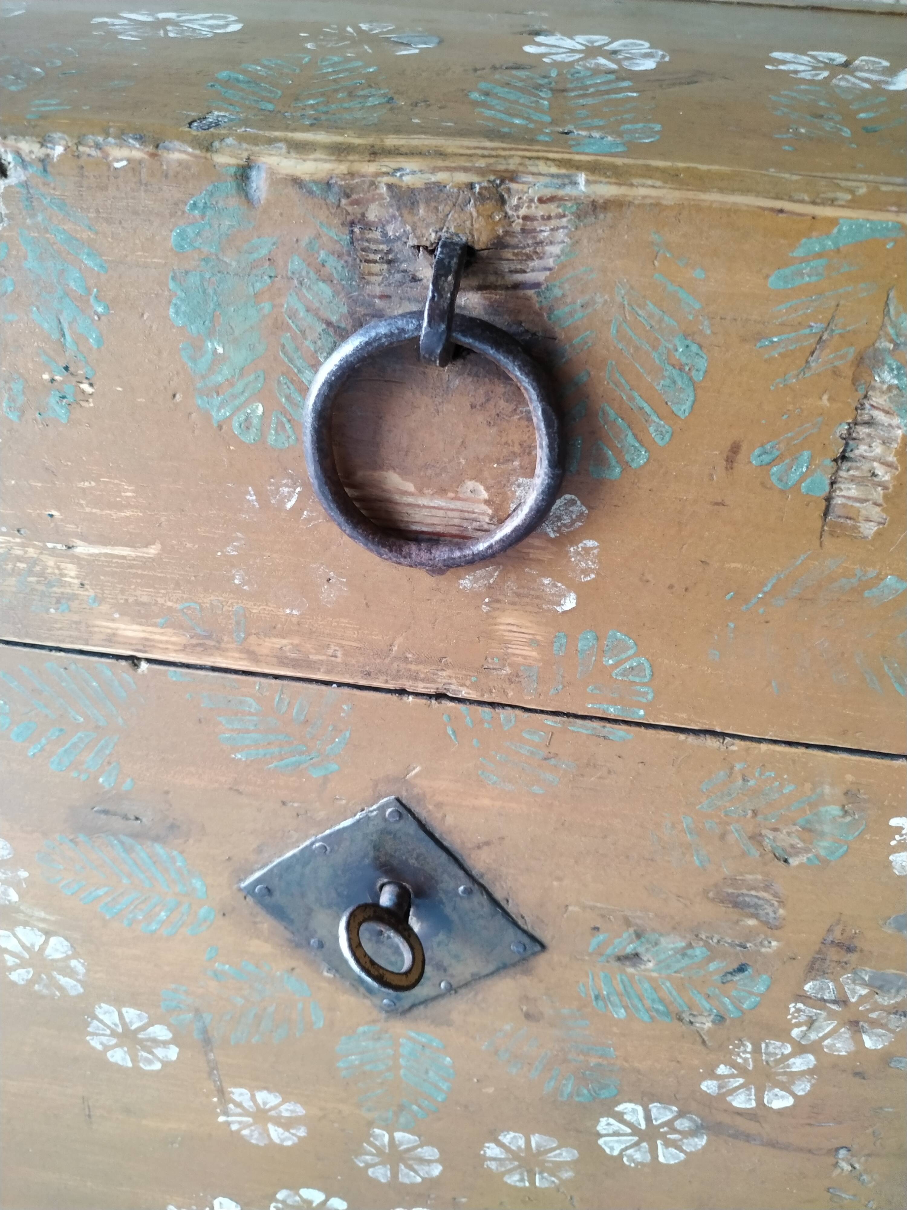 Coffre ancien bois peint