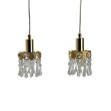 Deux suspensions en laiton doré et cristal, par Palwa, design 1960, Hollywood Regency.