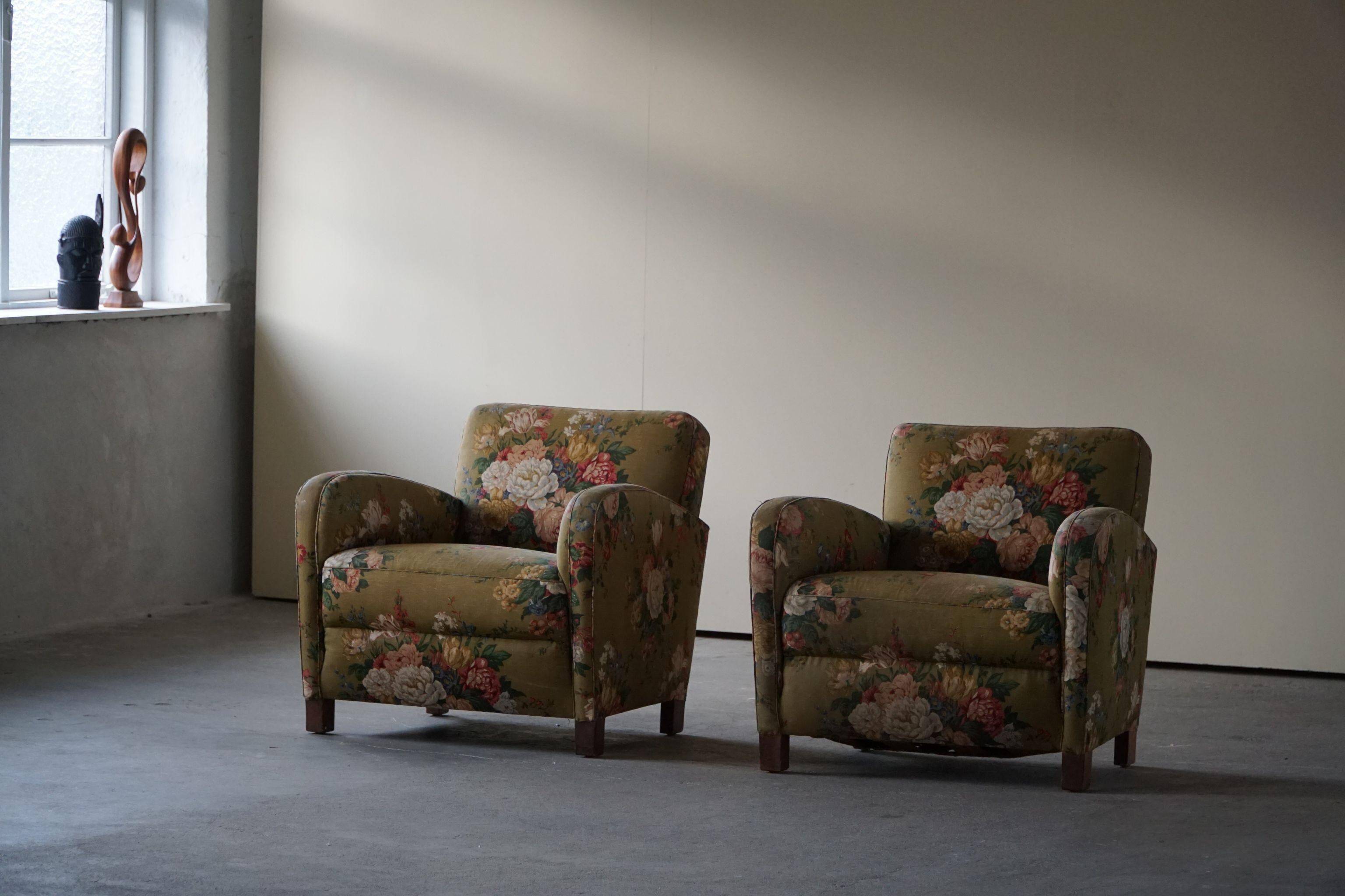 Modern Danish pair of curved lounge chairs, original fabric, Fritz Hansen, 1940.