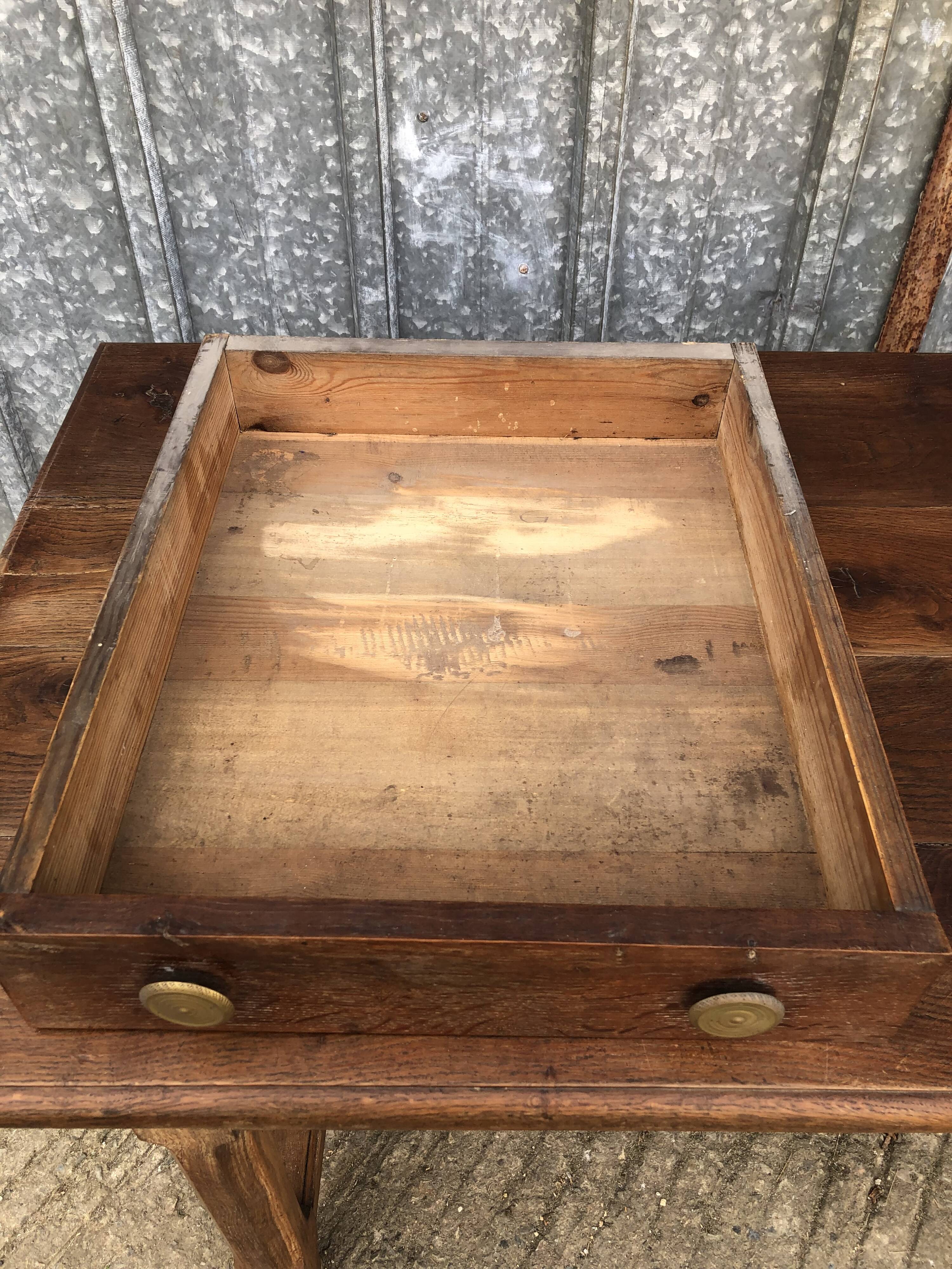 Table ancienne à barre à chat en chêne massif avec 2 tiroirs de face.