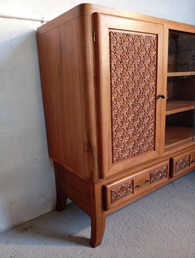 Display buffet in cherry veneer and natural wood.