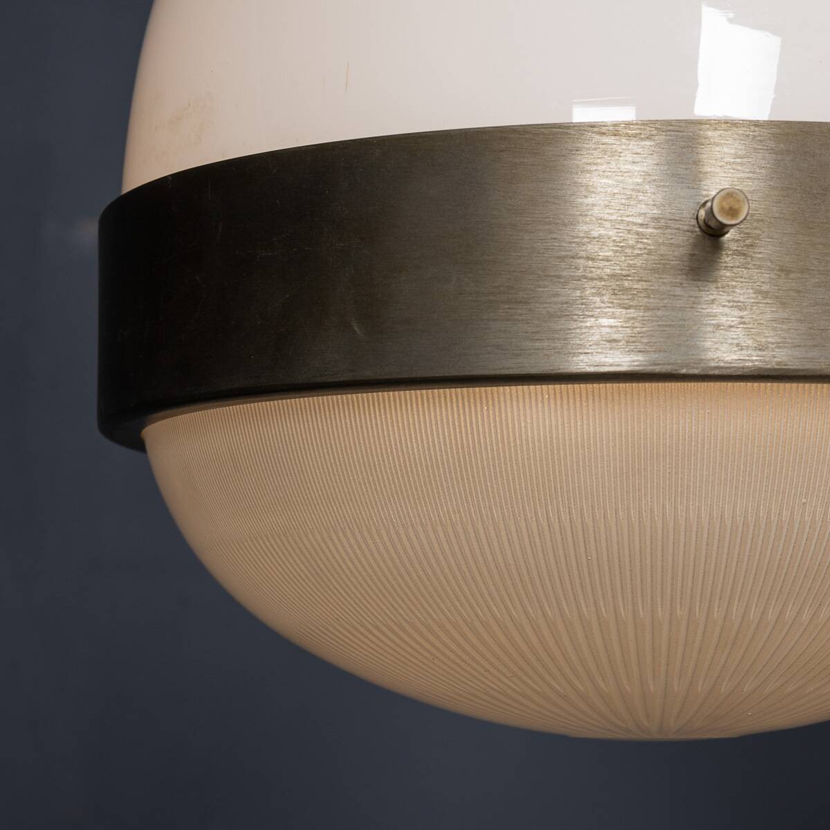 Paire de suspensions en opaline "Delta" italienne des années 1960 par Sergio Mazza.