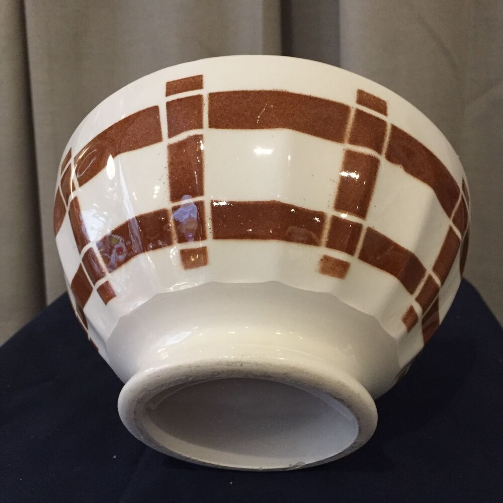 Duo of vintage bowls old white and brown