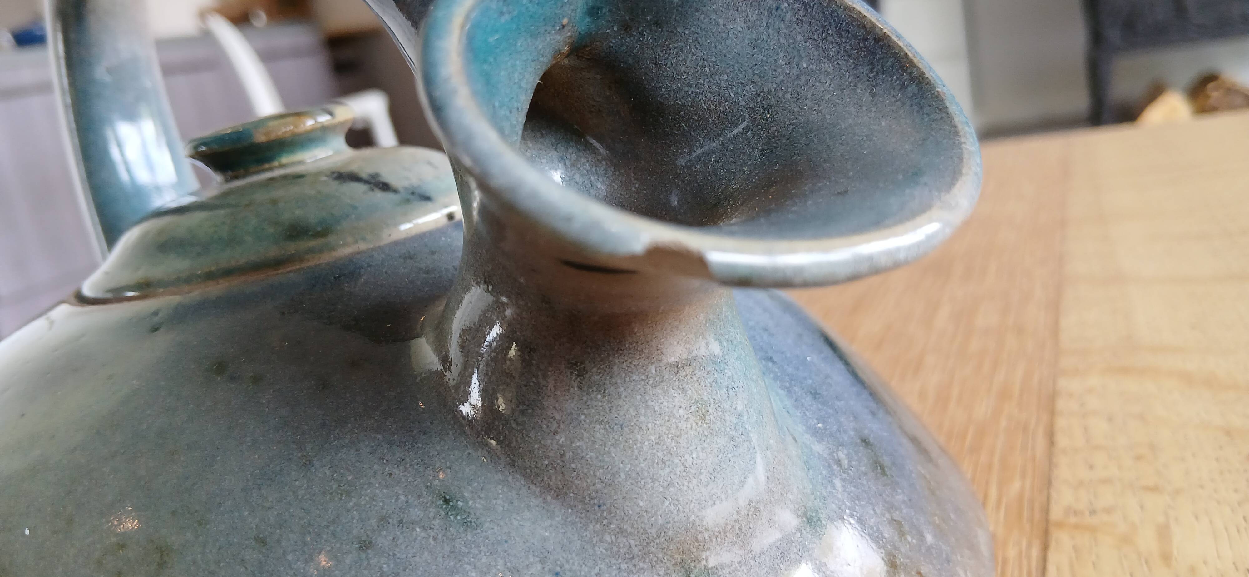 Théière en grès artisanal signée jean-luc pirot – émail aux reflets bleutés