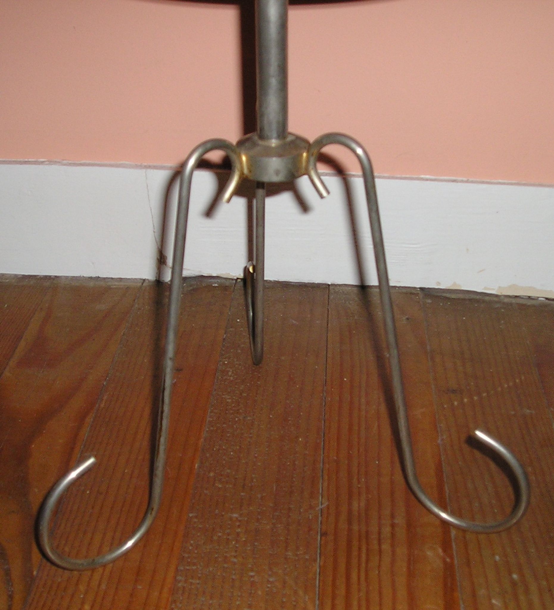 Cendrier sur pied tripode soucoupe rouge marquée "Assiette Volante"