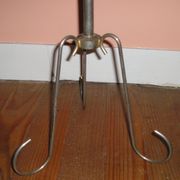 Cendrier sur pied tripode soucoupe rouge marquée "Assiette Volante"
