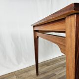 Extendable table in laminate