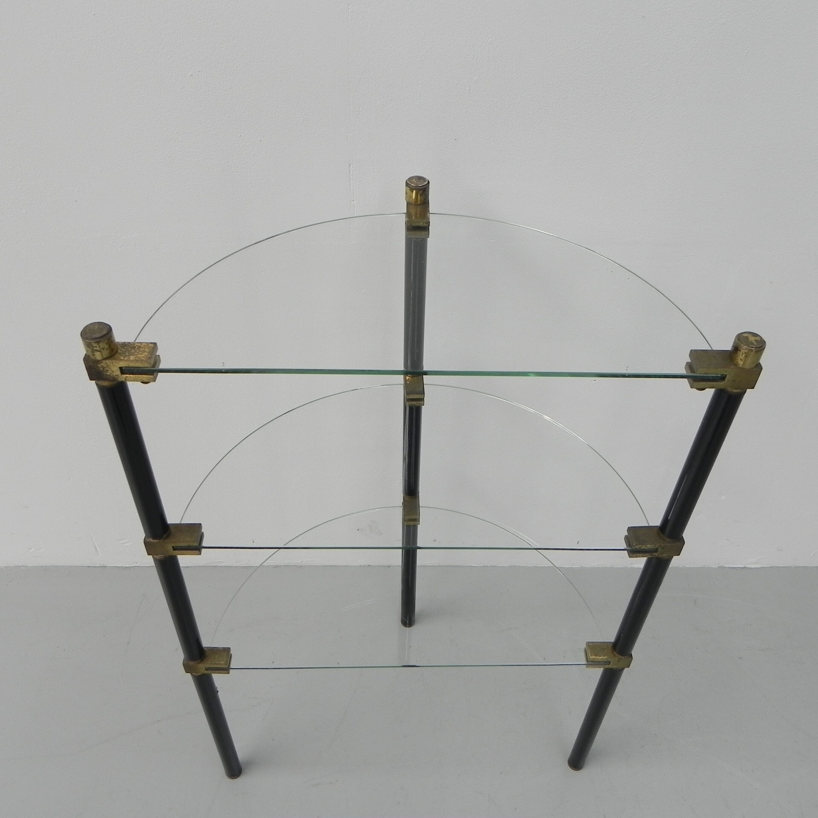 Shelf with 3 glass plates