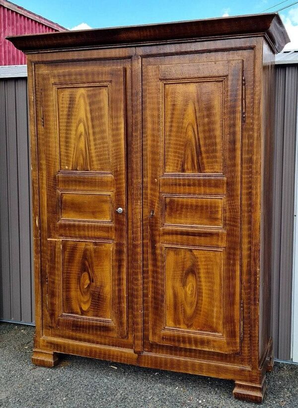 Armoire Franc Comtoise époque 18eme laquée en faux semblant de bois