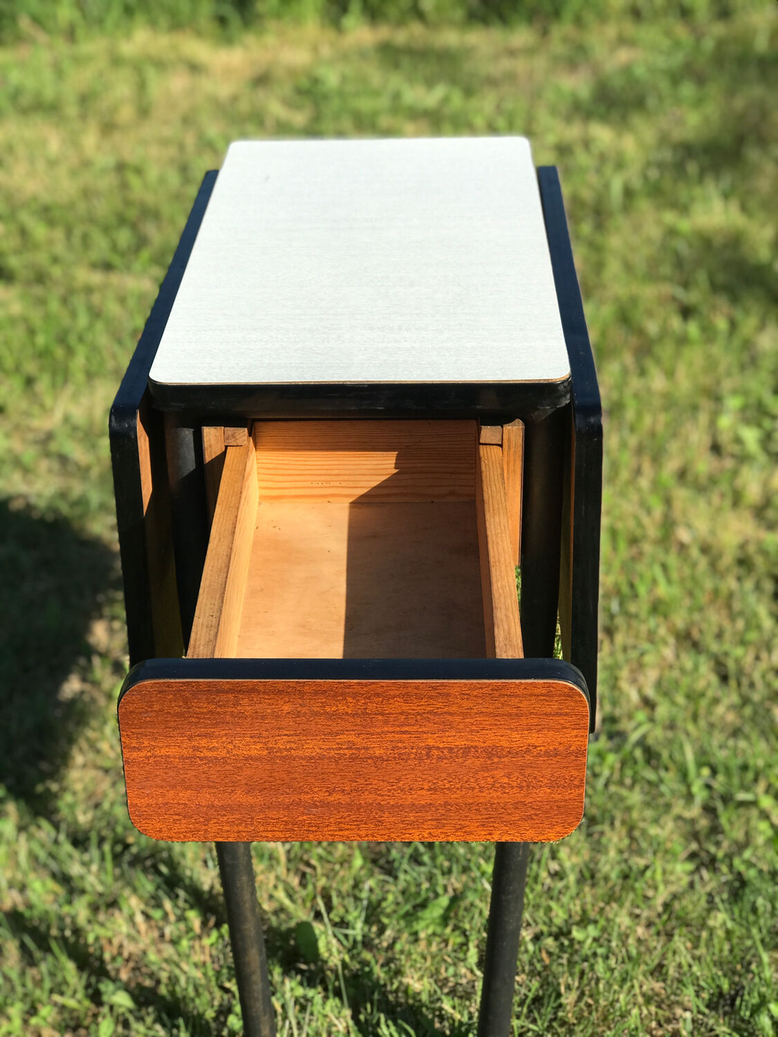 Table formica feet tubes bar