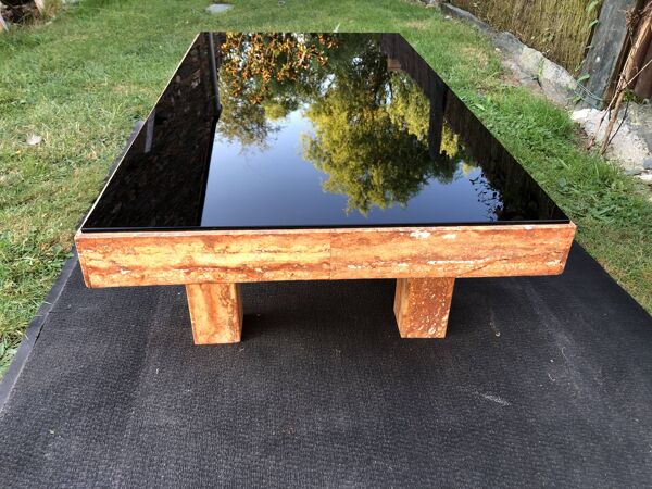 Table basse vintage en marbre et verre fumé.