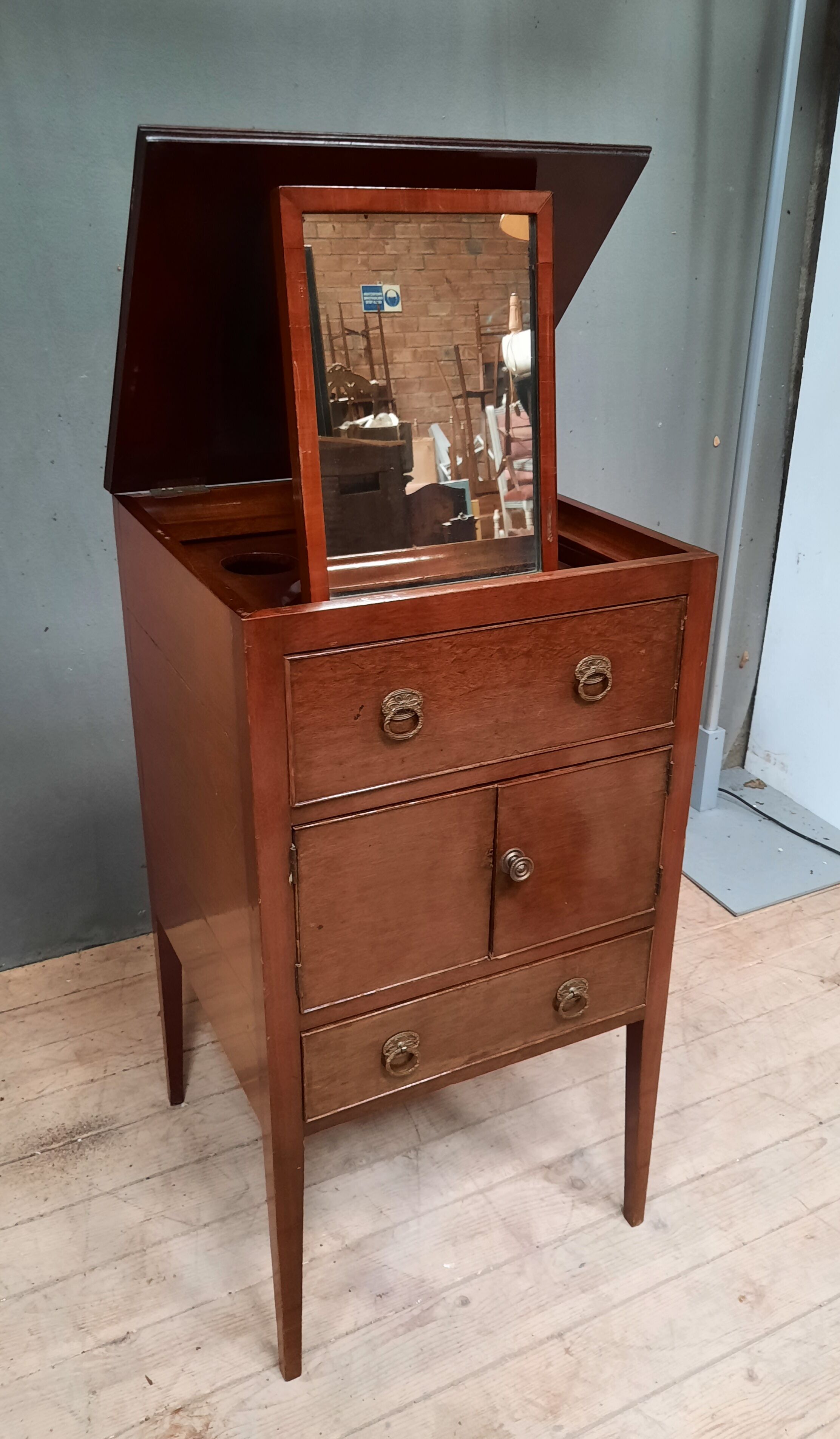Meuble de toilette en acajou