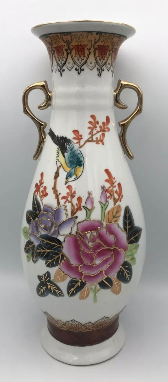 Vase in asian porcelain decorated with birds