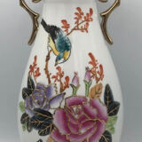 Vase in asian porcelain decorated with birds