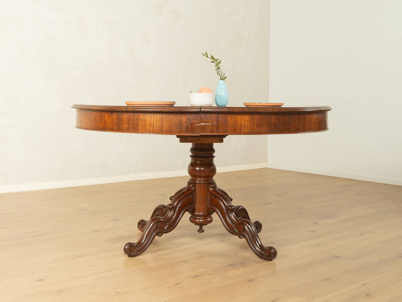 Antique extendable table before 1900