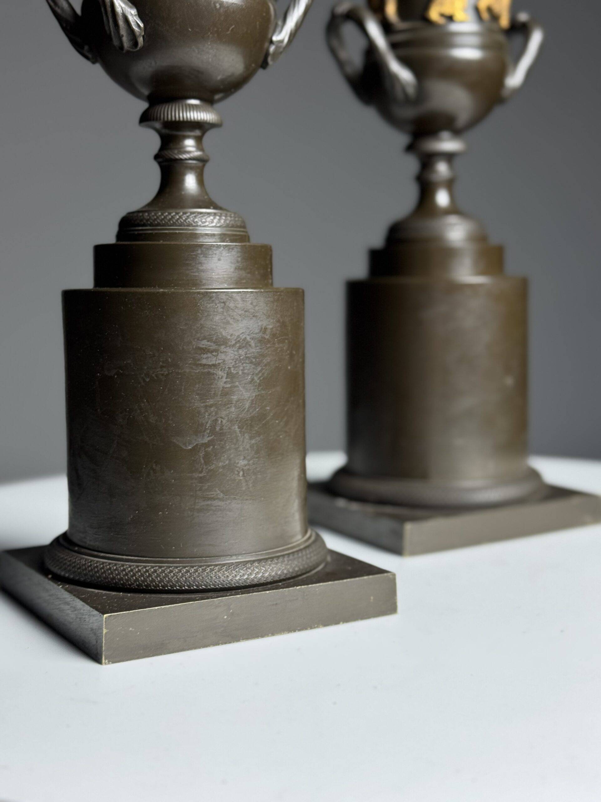 Paire de vases en bronze de style Empire
