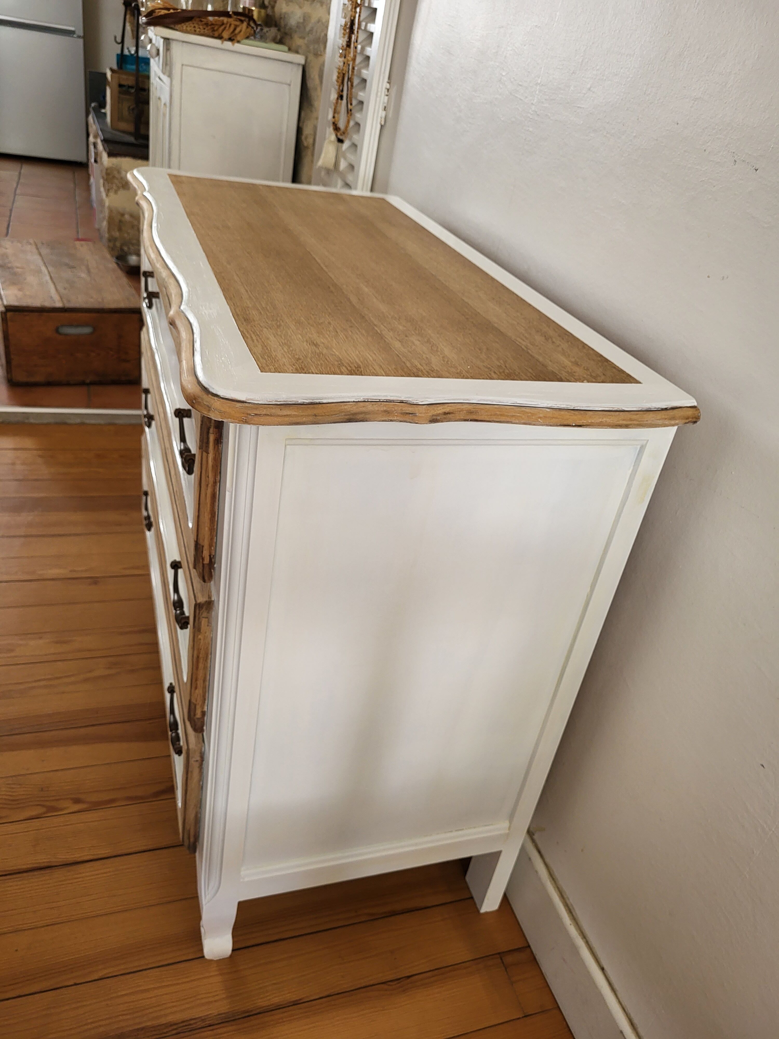 Chest of drawers curved feet