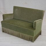 Canapé danois 2 places des années 1970, velours d'ameublement vert, pieds en bois de hêtre.