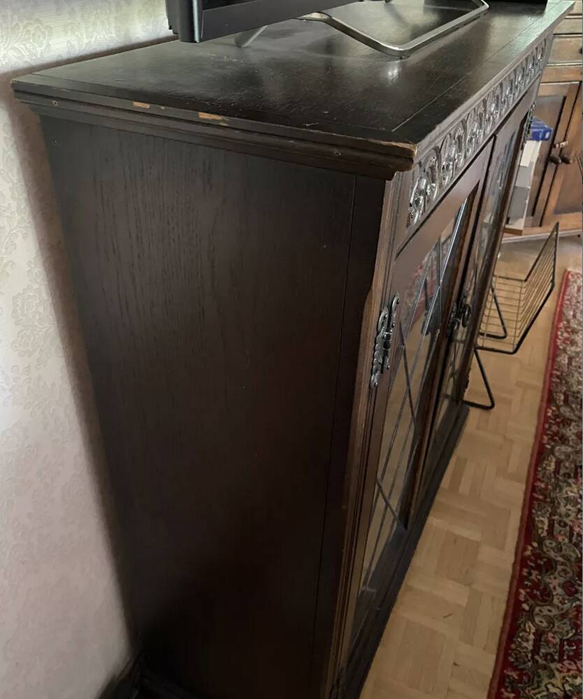 Display cabinet with shelves