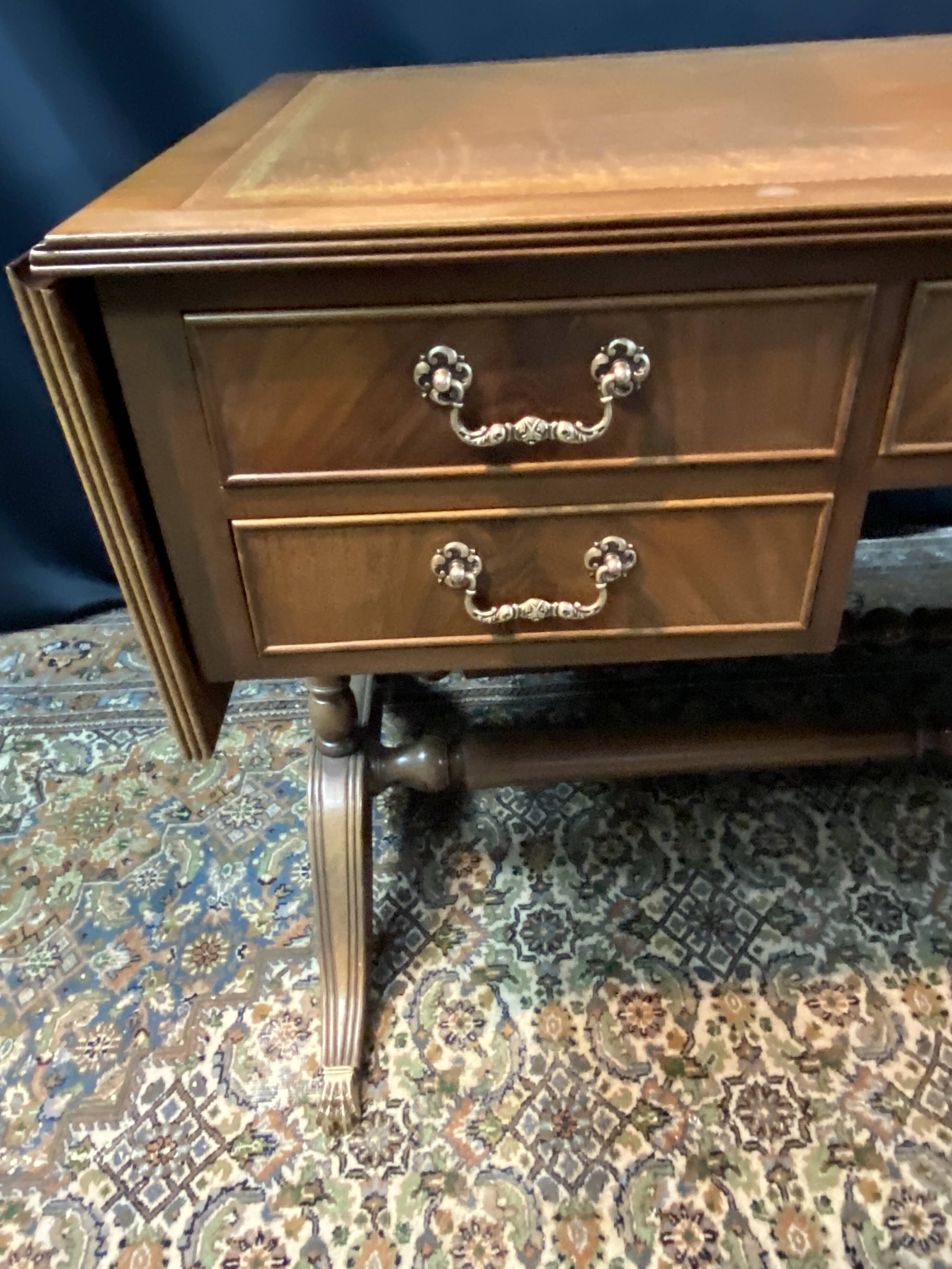 Grand bureau anglais en acajou de style Regency