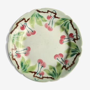 Assiette décorative ancienne en barbotine signée luneville motif cerise